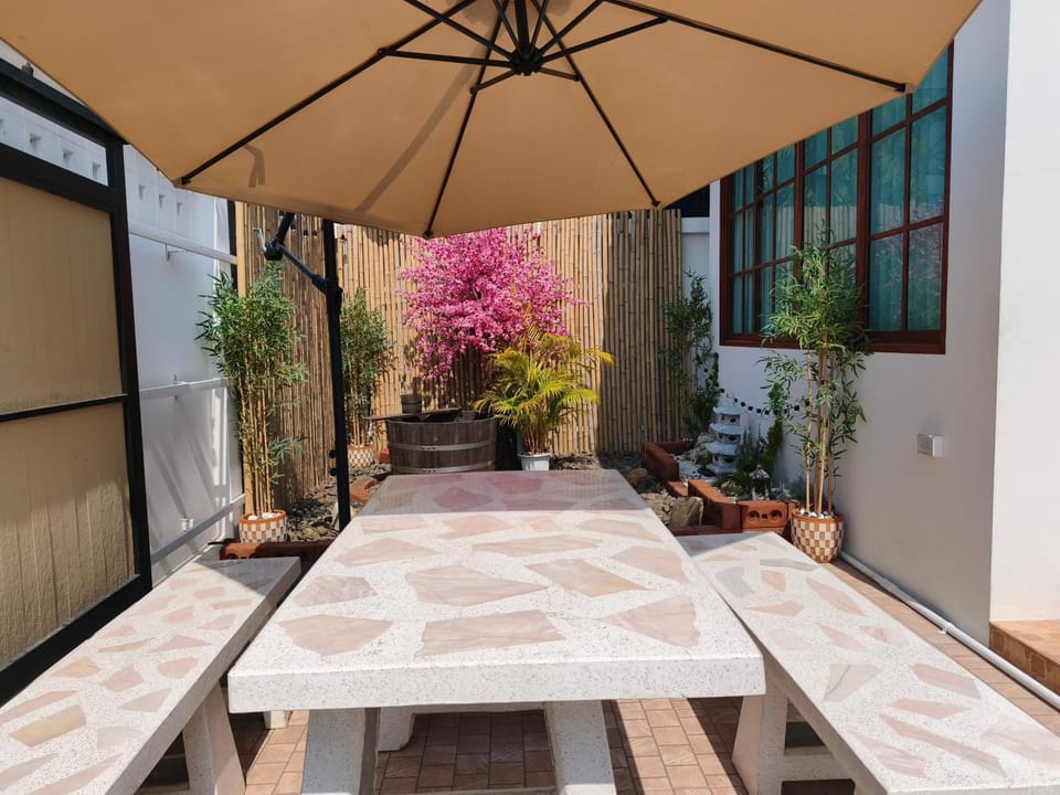 Konijiwa Bangsaen Private Pool Karaoke BBQ House in Chon Buri Changwat