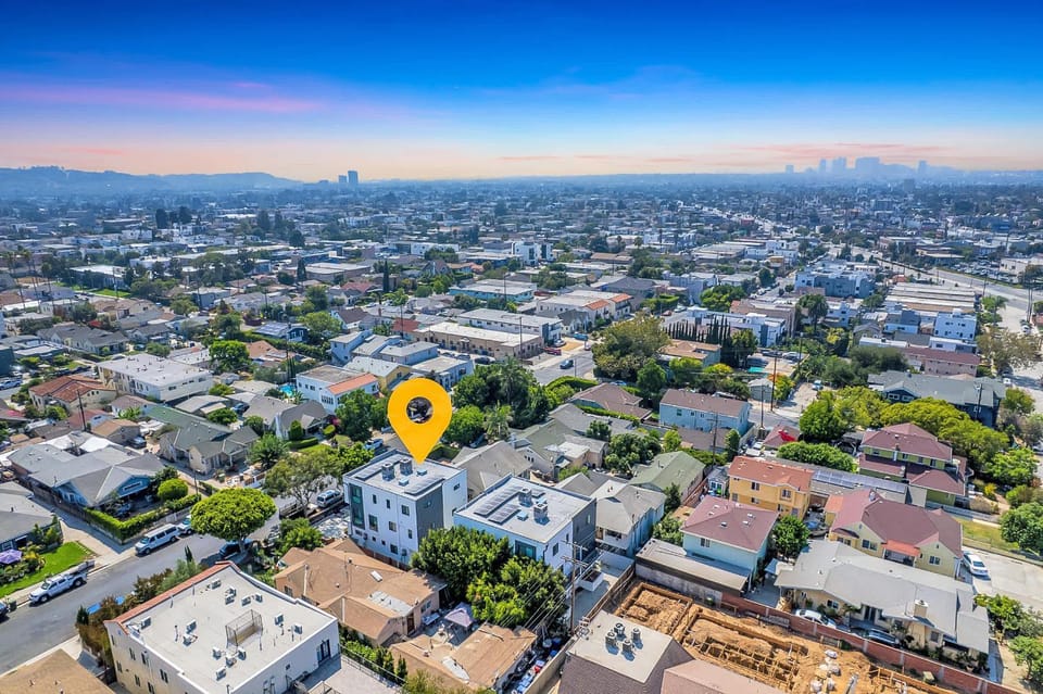 Spacious 4BR LA Getaway with Parking and Fast Wi-Fi House in San Fernando Valley