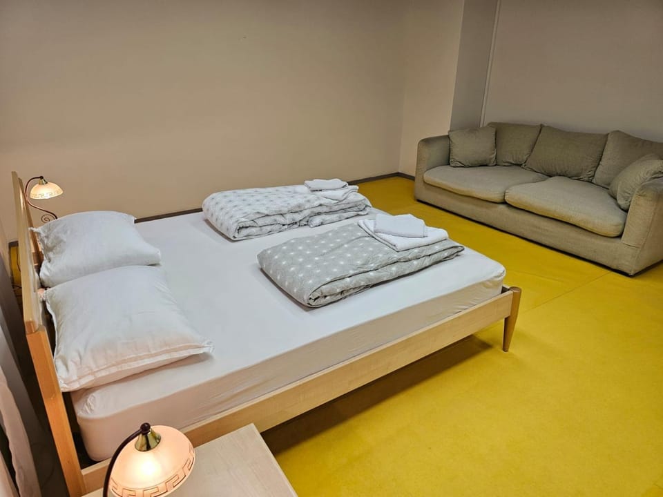 Privat Grosse Zimmer -Mars- mit gemeinsamer Küche und Bad in Altstadt Chur Bed and Breakfast in Chur