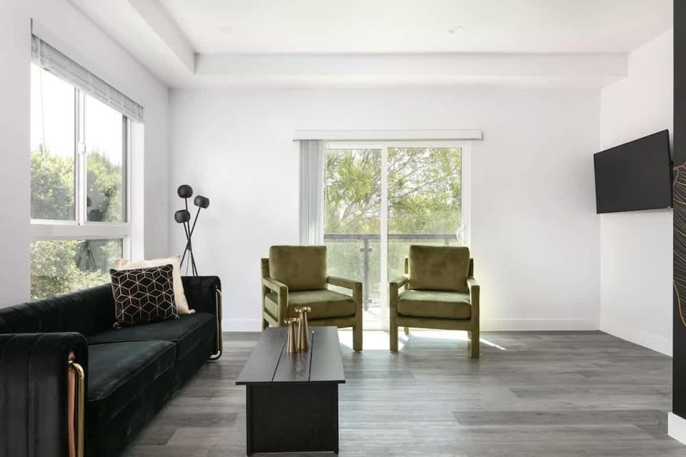 3BR Urban Retreat with Modern Amenities House in San Fernando Valley