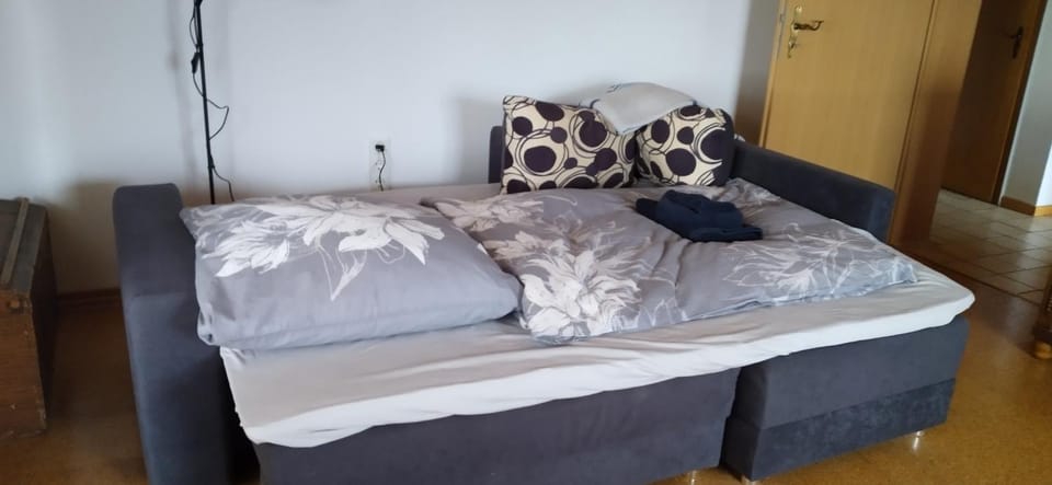 Bed, Seating area