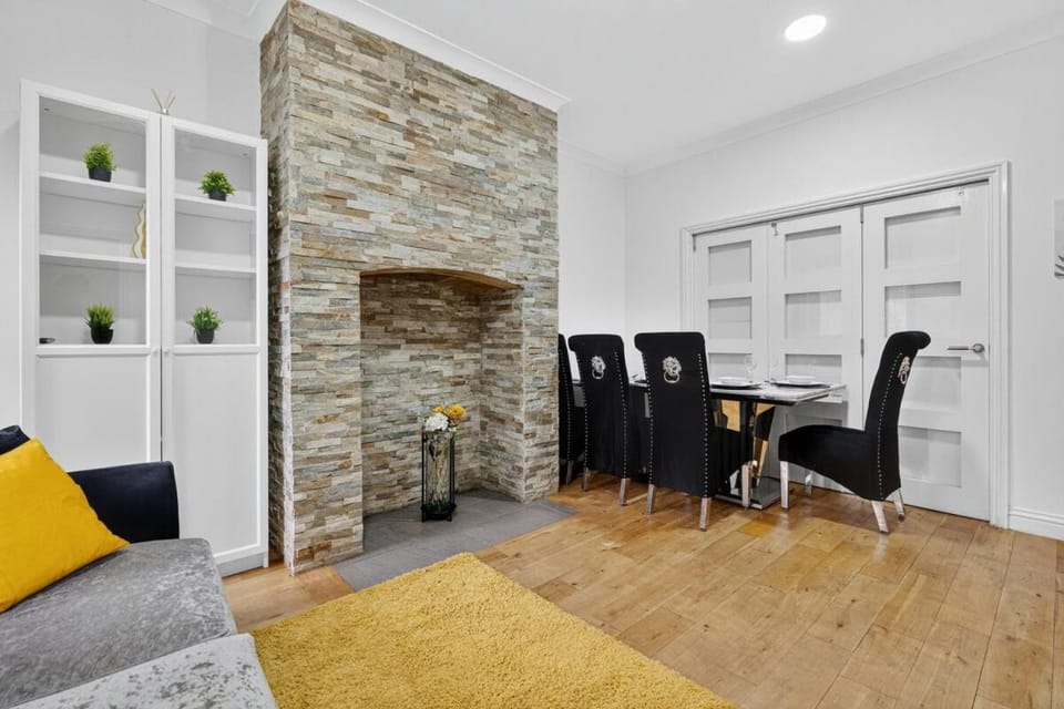 Salford Manchester Large 4 Bed Sleeps 7 Apartment in Prestwich