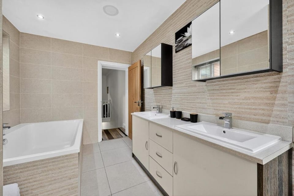 Four Bedroom House Free Wifi Garden Sleeps 7 Salford Apartment in Prestwich