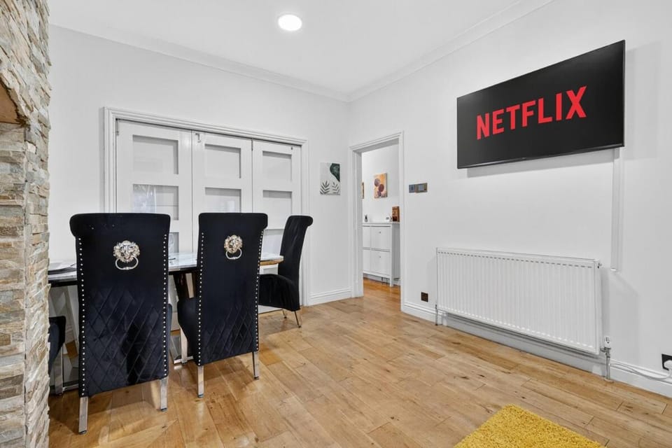 Four Bedroom House Free Wifi Garden Sleeps 7 Salford Apartment in Prestwich