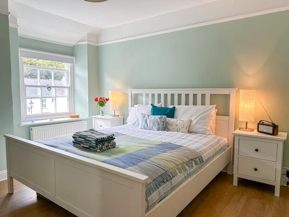 Photo of the whole room, Bedroom, towels