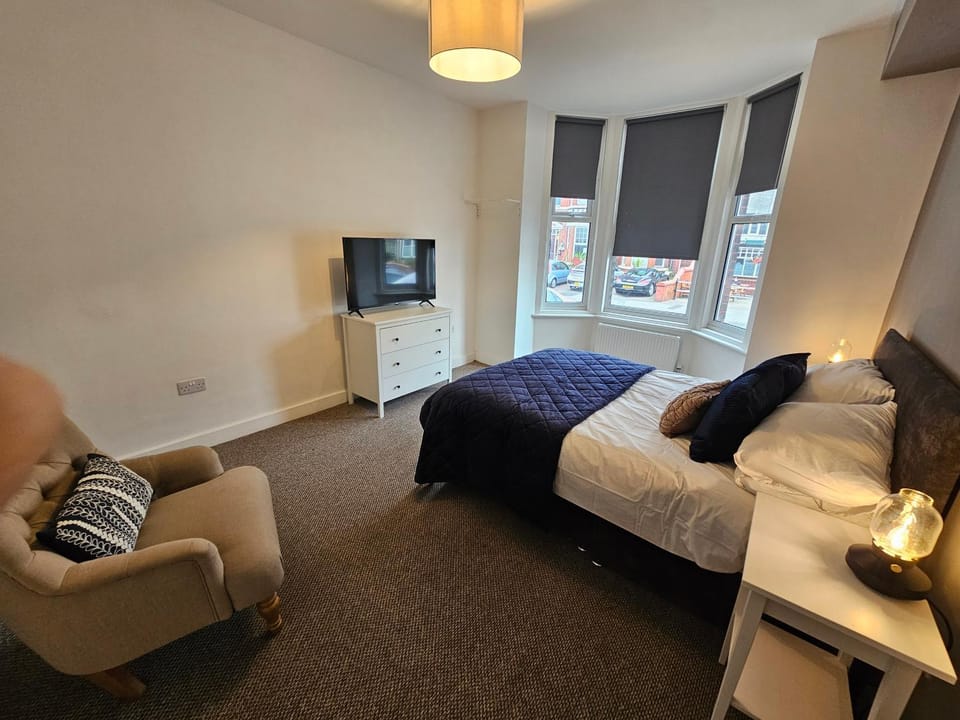 Photo of the whole room, Bedroom