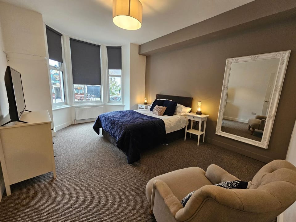 Photo of the whole room, Bedroom