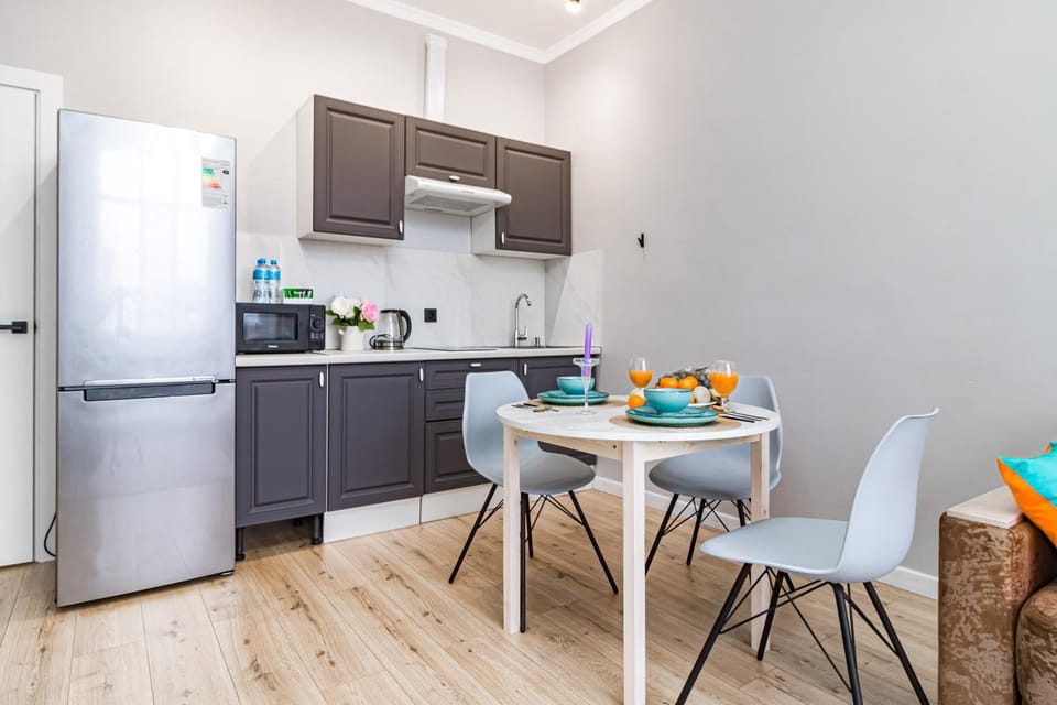 Coffee/tea facilities, Kitchen or kitchenette, Dining area, stove