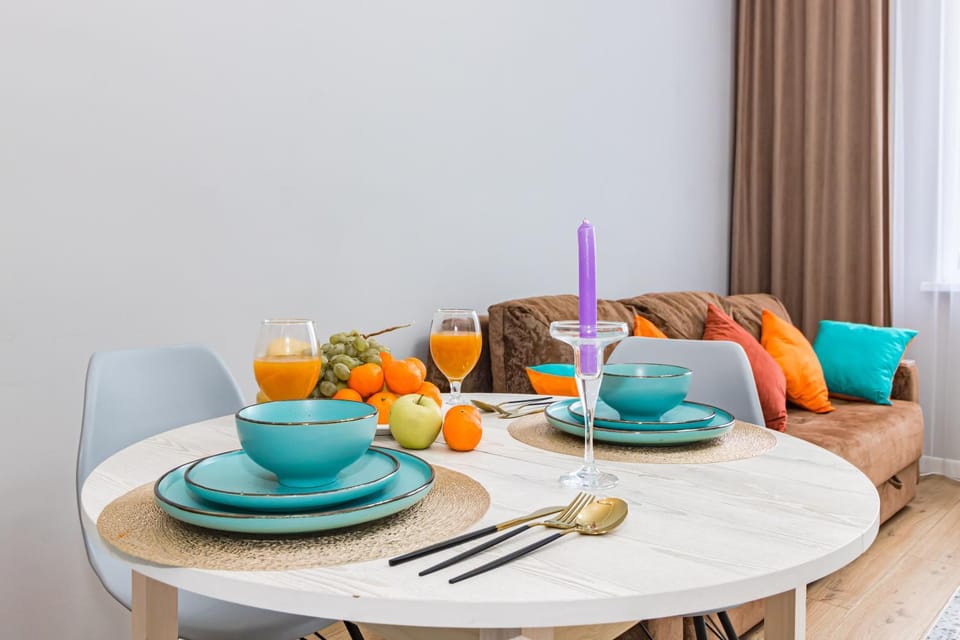 Living room, Food and drinks, Seating area, Dining area