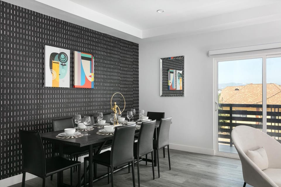 Spacious 5BR Townhouse with Free Parking Included House in San Fernando Valley