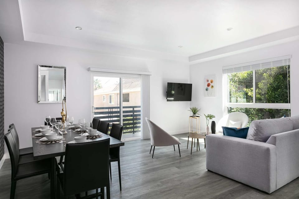 Spacious 5BR Townhouse with Free Parking Included House in San Fernando Valley