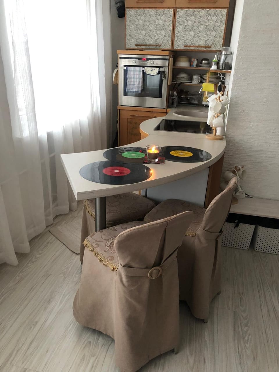 Kitchen or kitchenette, Dining area
