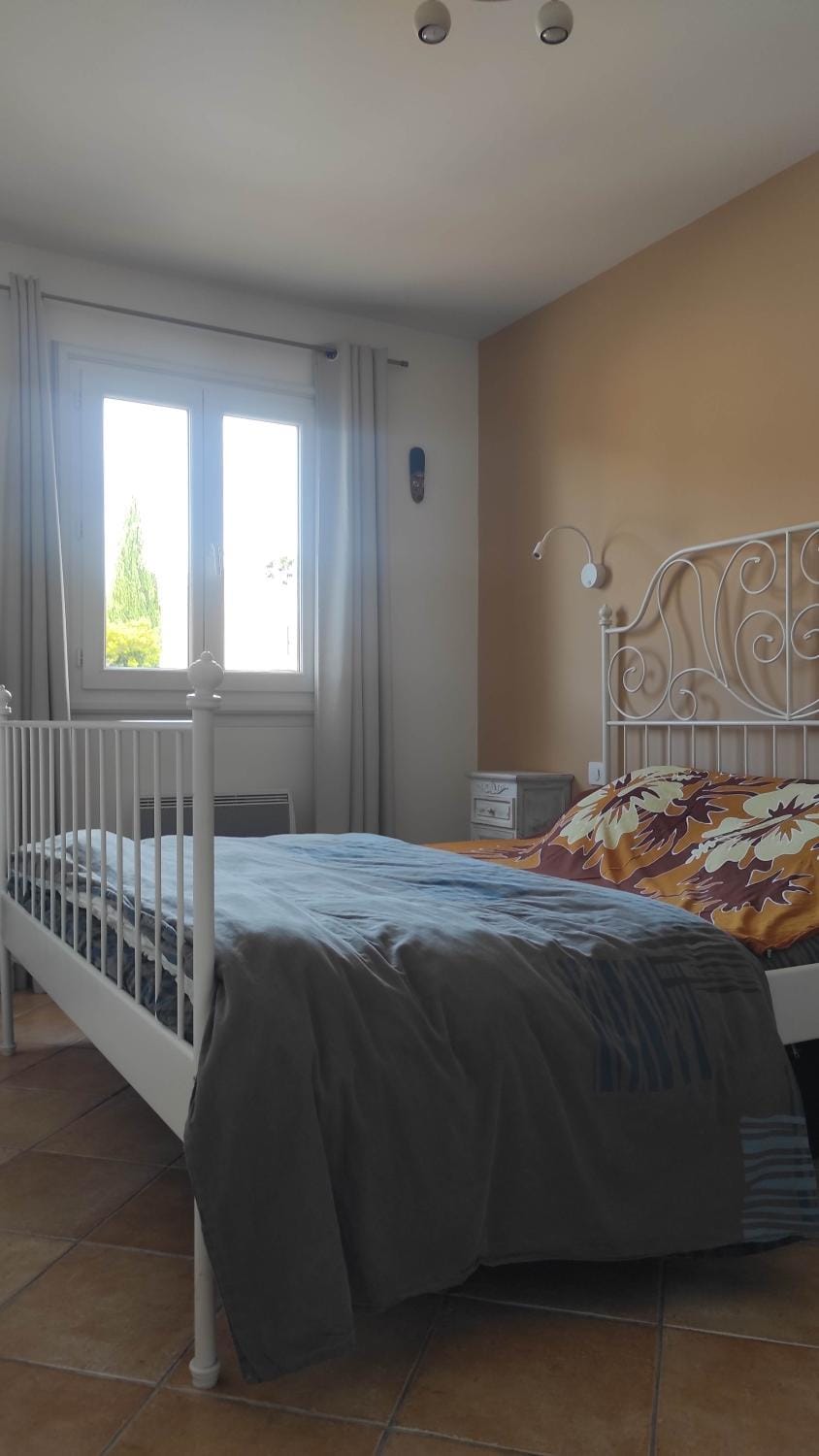 Photo of the whole room, Bedroom