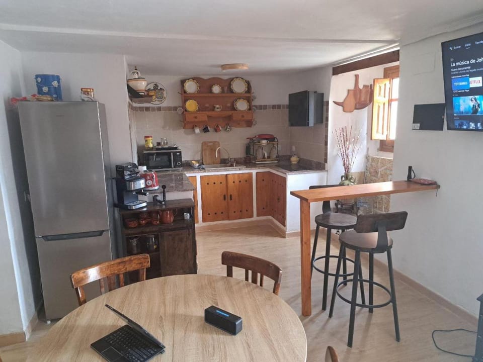 Coffee/tea facilities, Kitchen or kitchenette, Dining area, stove, toaster