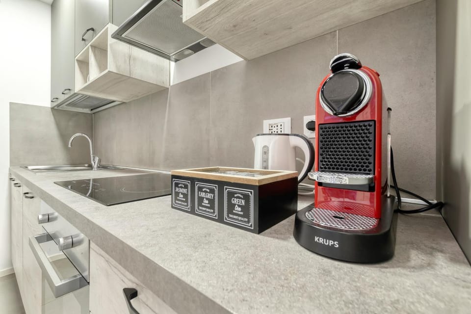 Coffee/tea facilities, Kitchen or kitchenette, stove