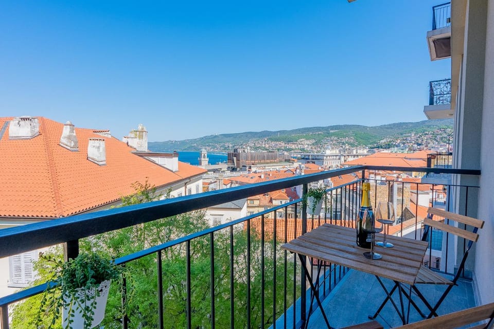 View (from property/room), Balcony/Terrace, City view, Sea view