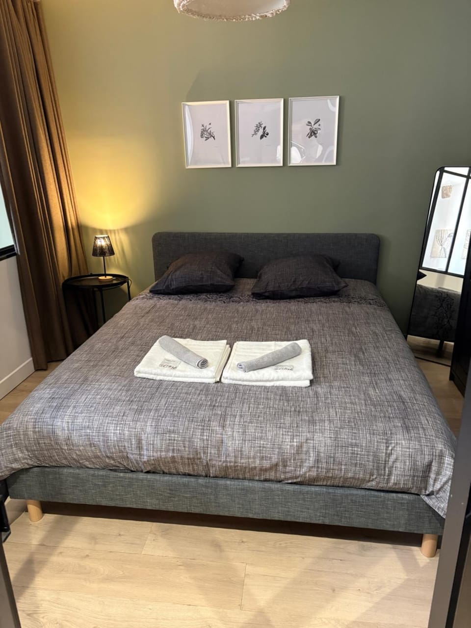 Bed, Bedroom, towels