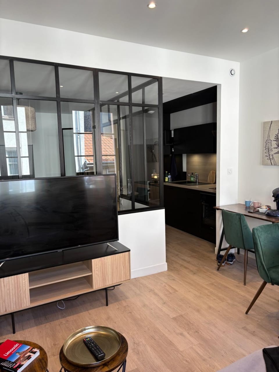 TV and multimedia, Kitchen or kitchenette, Living room, Seating area, Dining area