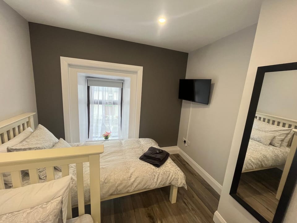 Bed, TV and multimedia, Bedroom