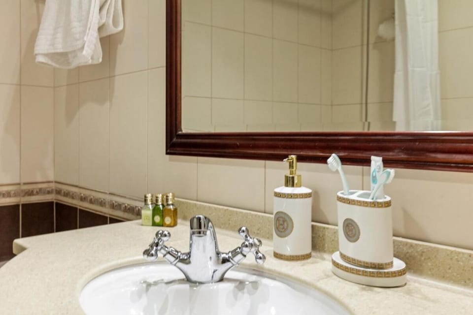 Cozy 1BR with gym & pool in heart of Marina - Opal Tower Apartment in Dubai