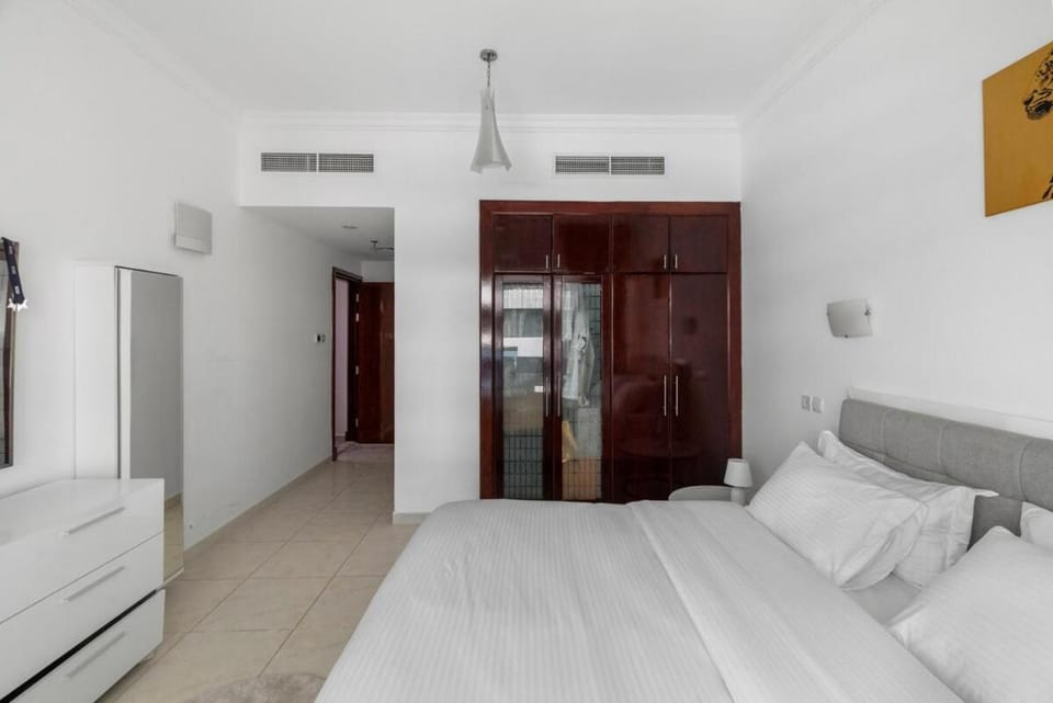 Cozy 1BR with gym & pool in heart of Marina - Opal Tower Apartment in Dubai