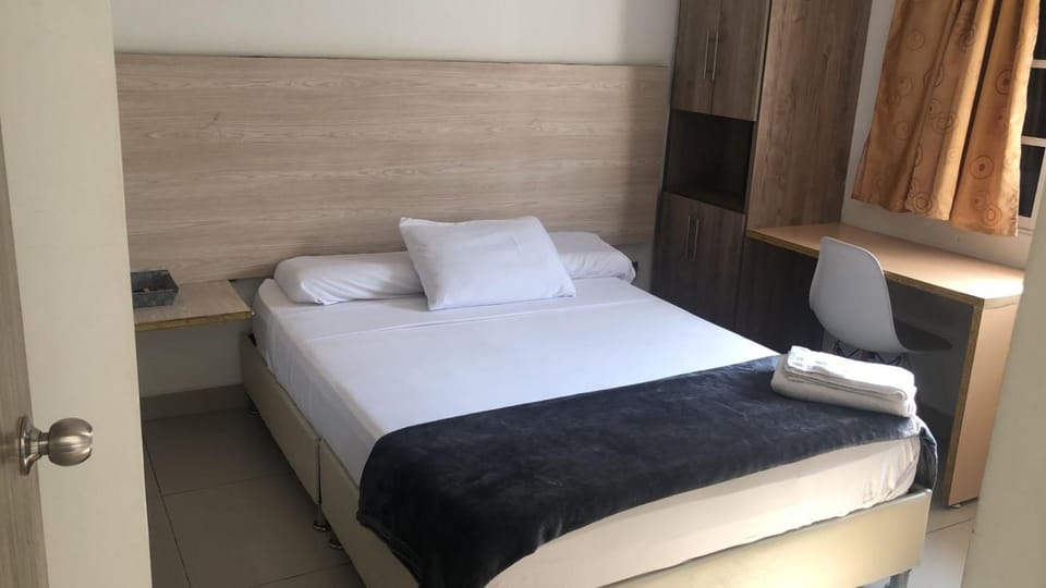 Photo of the whole room, Bedroom, wardrobe