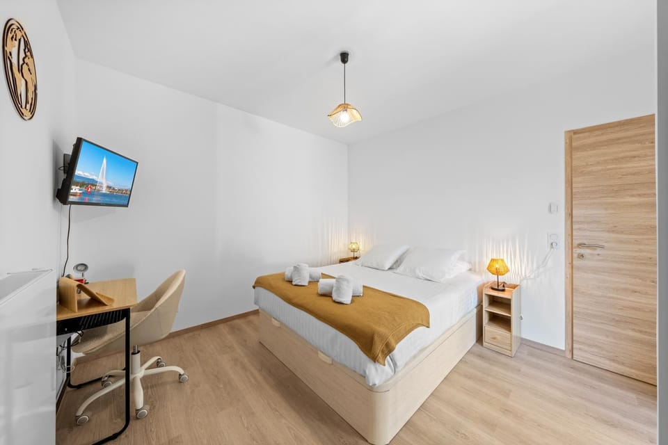 Bed, TV and multimedia, Photo of the whole room, Bedroom