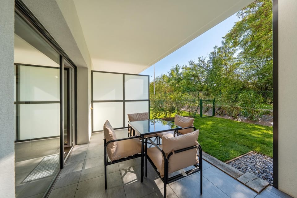 Patio, Day, Garden, Garden, Balcony/Terrace, Balcony/Terrace, Dining area, Garden view