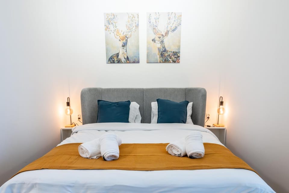 Bed, Bedroom, towels