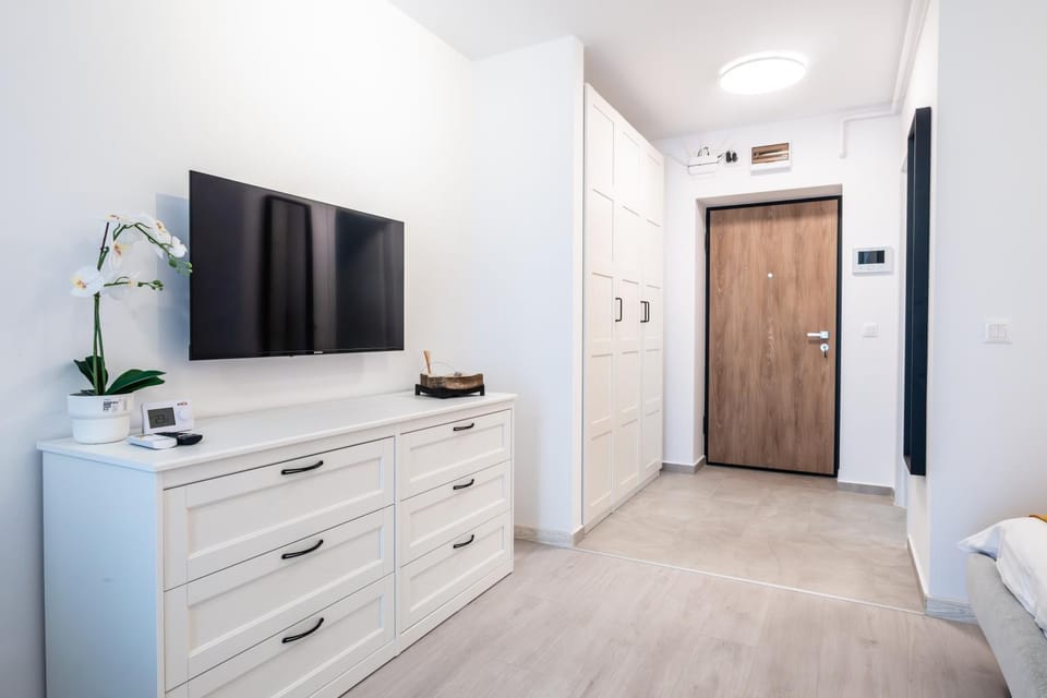 Bed, TV and multimedia, Bedroom, wardrobe, air conditioner