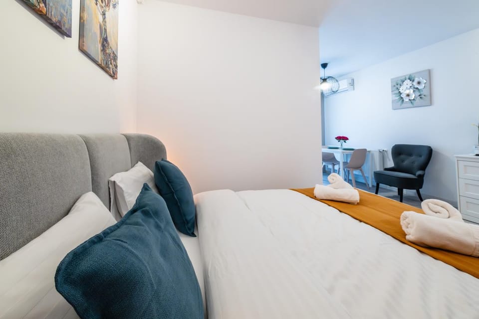 Bed, TV and multimedia, Photo of the whole room, Bedroom, towels