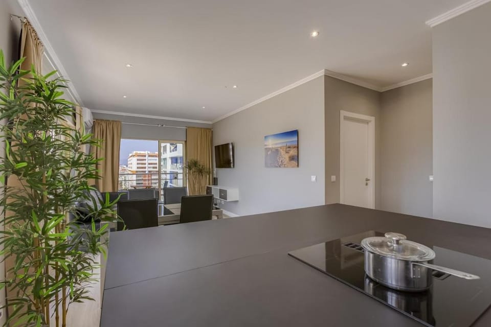 Kitchen or kitchenette, Seating area, Dining area