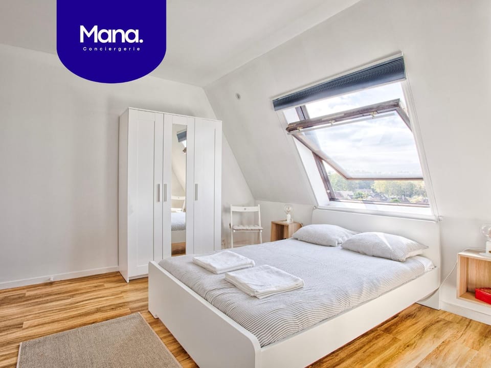 Bed, Photo of the whole room, Bedroom, towels