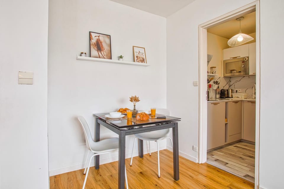 Kitchen or kitchenette, Dining area, stove