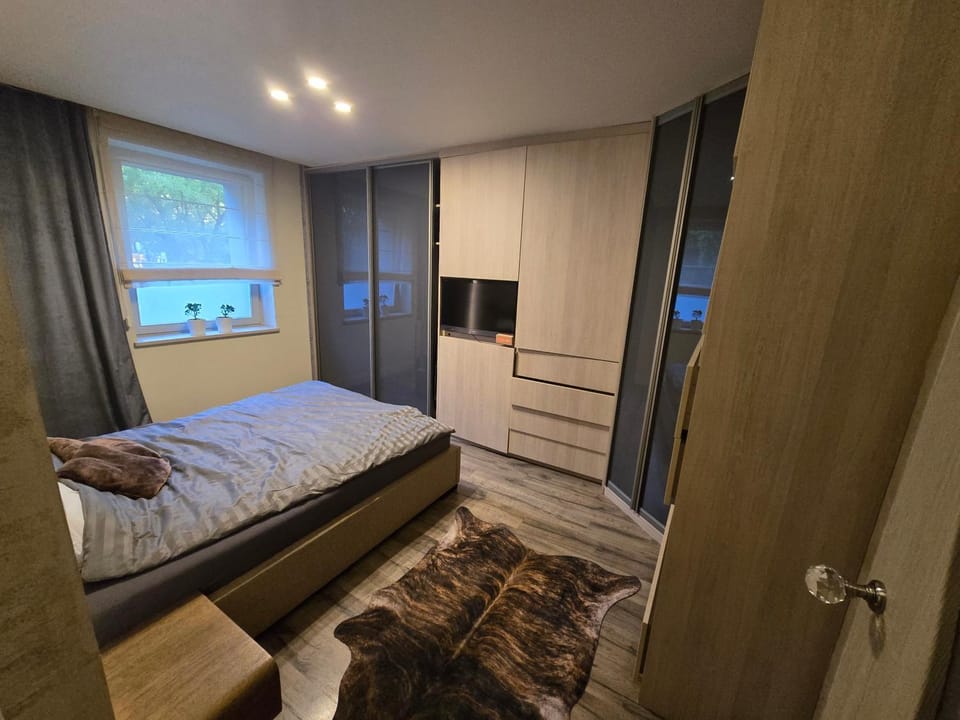 Bed, TV and multimedia, Bedroom, wardrobe