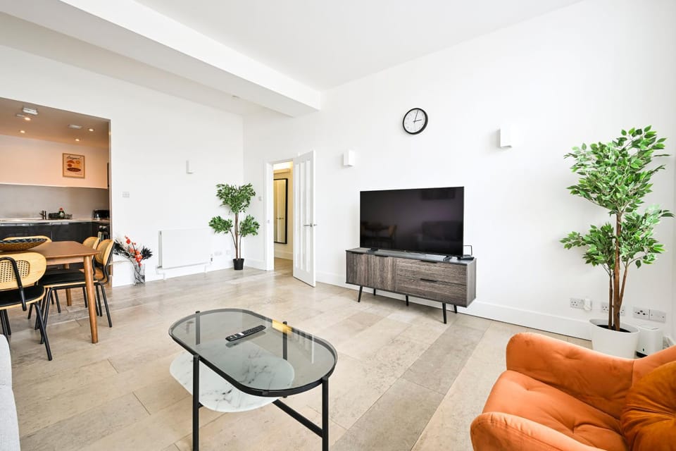 Communal lounge/ TV room, TV and multimedia, Living room, Seating area, Dining area, Evening entertainment