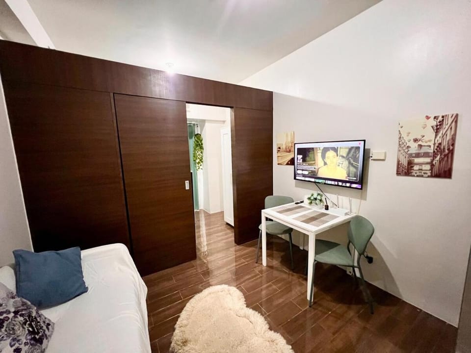 Skyline Serenity Designer 1BR with Balcony at Air Apartment in Makati