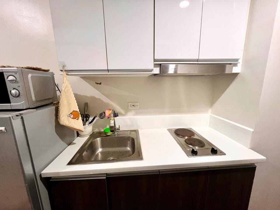 Skyline Serenity Designer 1BR with Balcony at Air Apartment in Makati