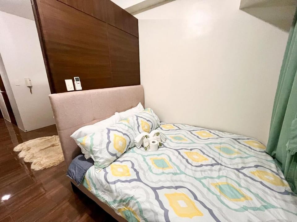 Skyline Serenity Designer 1BR with Balcony at Air Apartment in Makati
