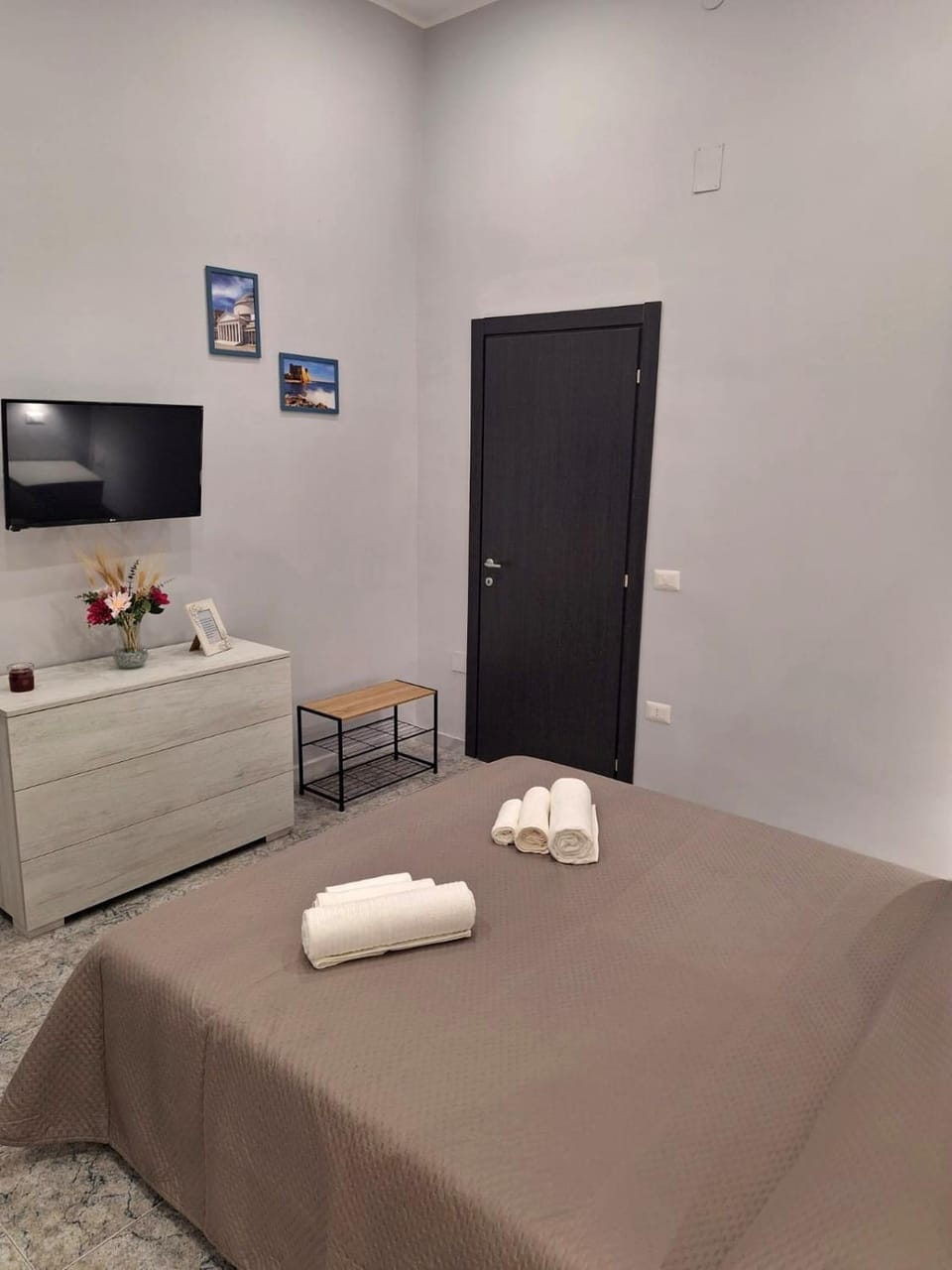 Bed, TV and multimedia, Bedroom