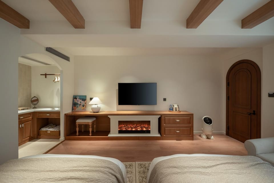 Communal lounge/ TV room, Bed, TV and multimedia, Photo of the whole room, Evening entertainment, Bedroom, hair dresser, air conditioner