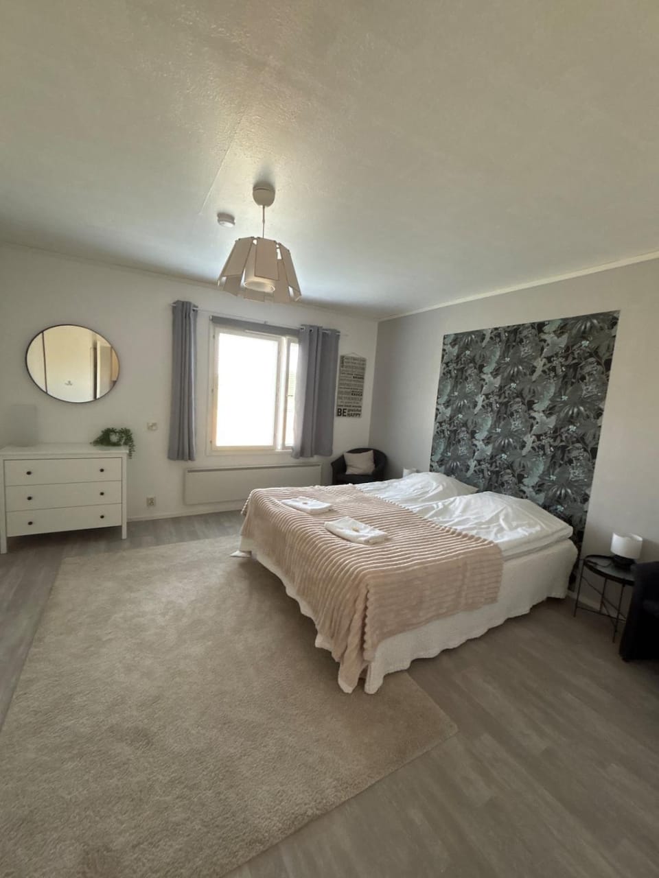 Photo of the whole room, wardrobe