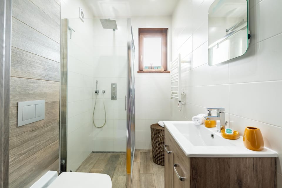 Shower, Toilet, Bathroom, towels