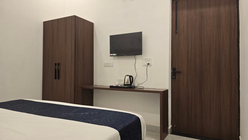 TV and multimedia, Photo of the whole room, Bedroom
