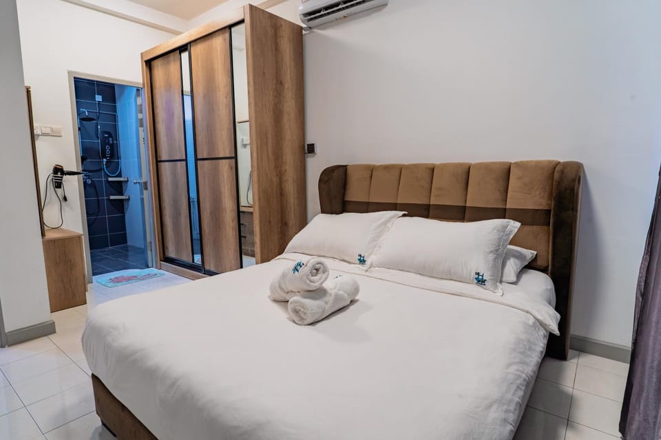 Bed, Photo of the whole room, Bedroom, towels