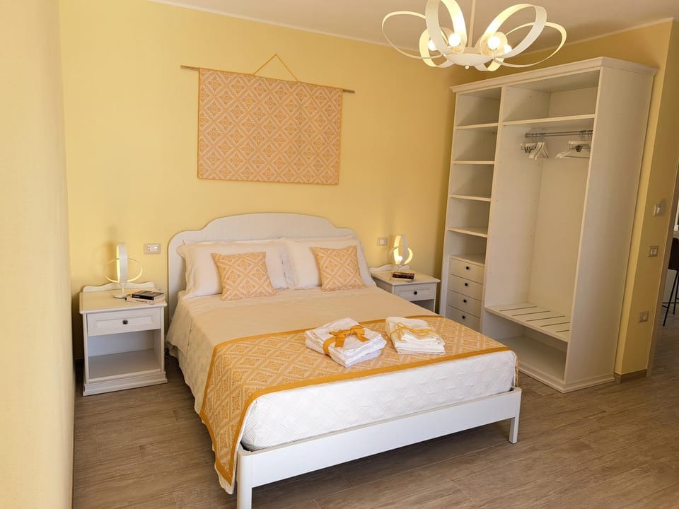 Photo of the whole room, Bedroom, wardrobe