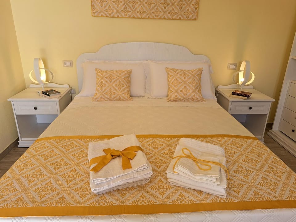 Bed, towels