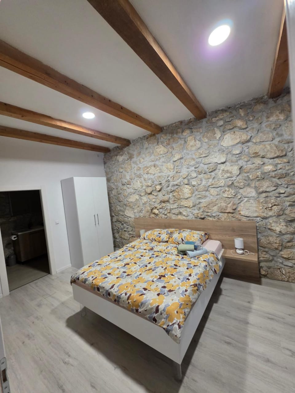 Bed, Bedroom, towels