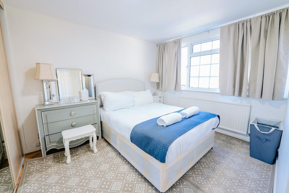 Bed, Photo of the whole room, Bedroom, hair dresser