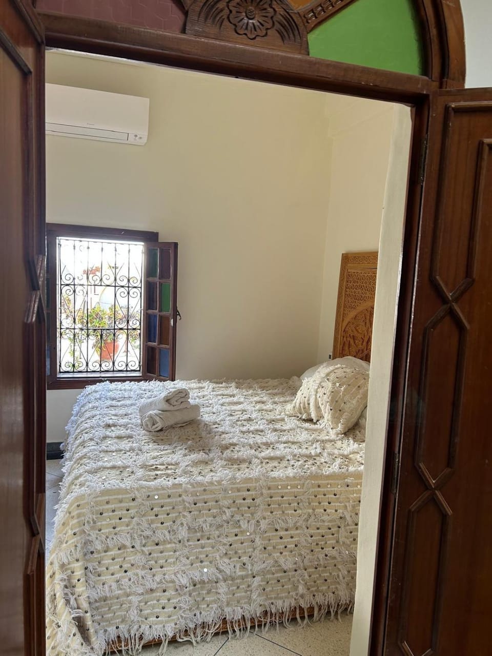 Bed, Photo of the whole room, Bedroom, towels